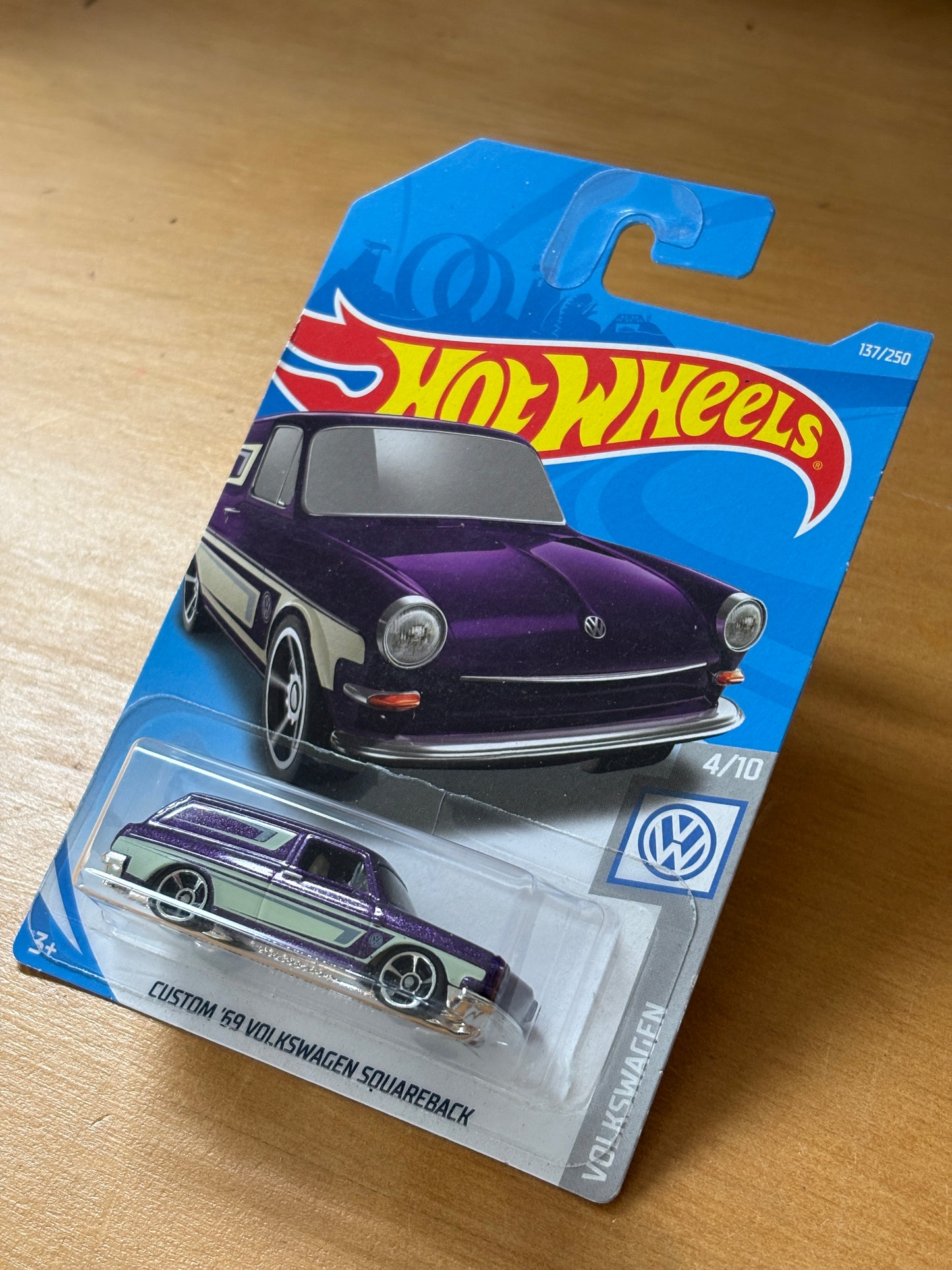 Hot Wheels Mainline / Custom '69 Volkswagen Squareback / 2017 HW Volkswagen 4/10