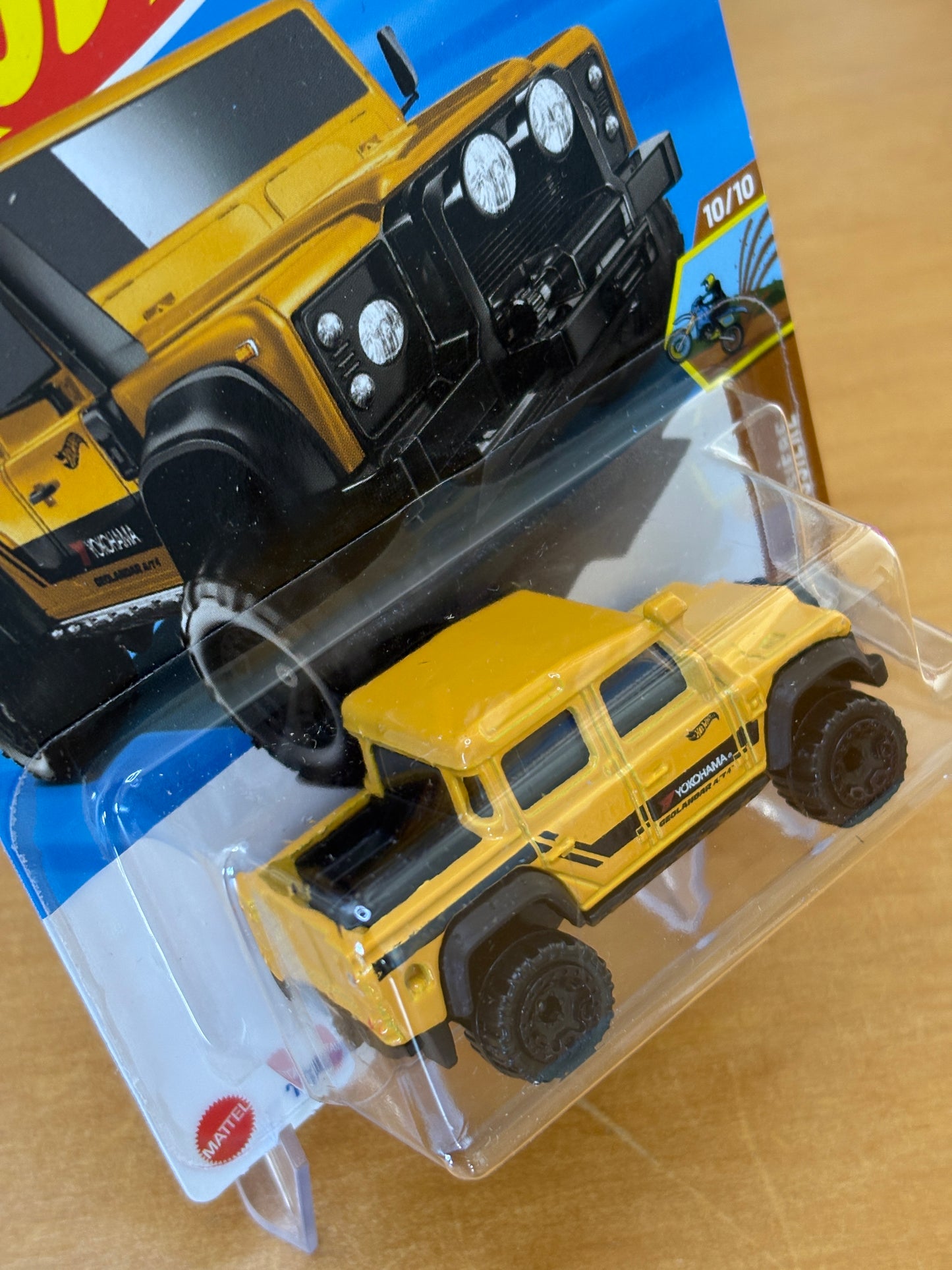 Hot Wheels Mainline / 15' Land Rover Defender Double Cab / 2025 HW Dirt 10/10 YELLOW