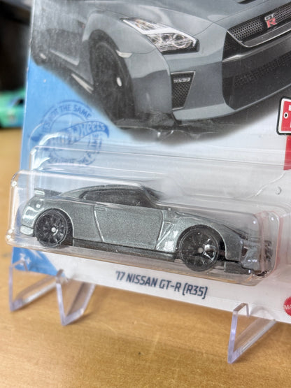 Hot Wheels '17 Nissan GT-R (R35) | Then and Now 2/10 Mainline