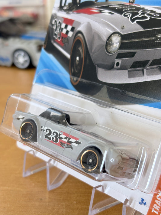 Hot Wheels Mainline Treasure Hunt / Triumph TR6 / 2025 Track Champs 5/5