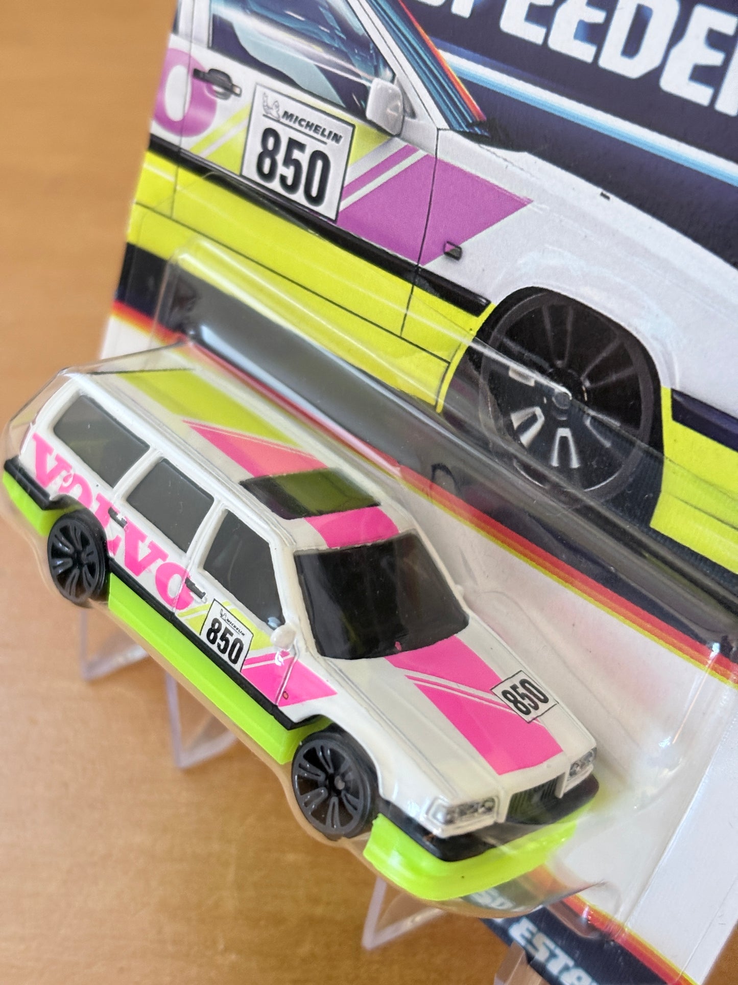Hot Wheels Neon Speeders | Volvo 850 Estate | 2026 Mix 1 1/8