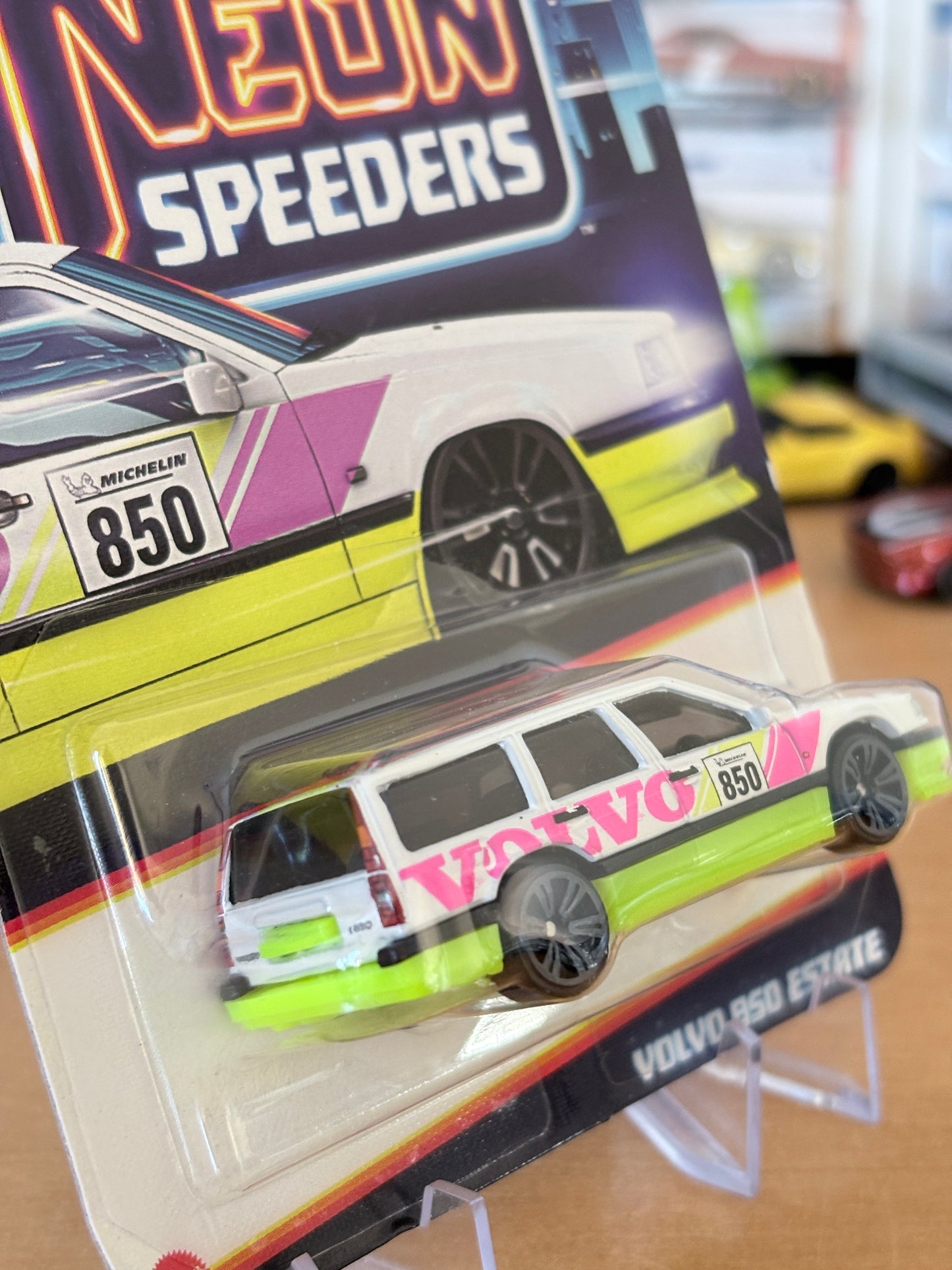 Hot Wheels Neon Speeders | Volvo 850 Estate | 2026 Mix 1 1/8