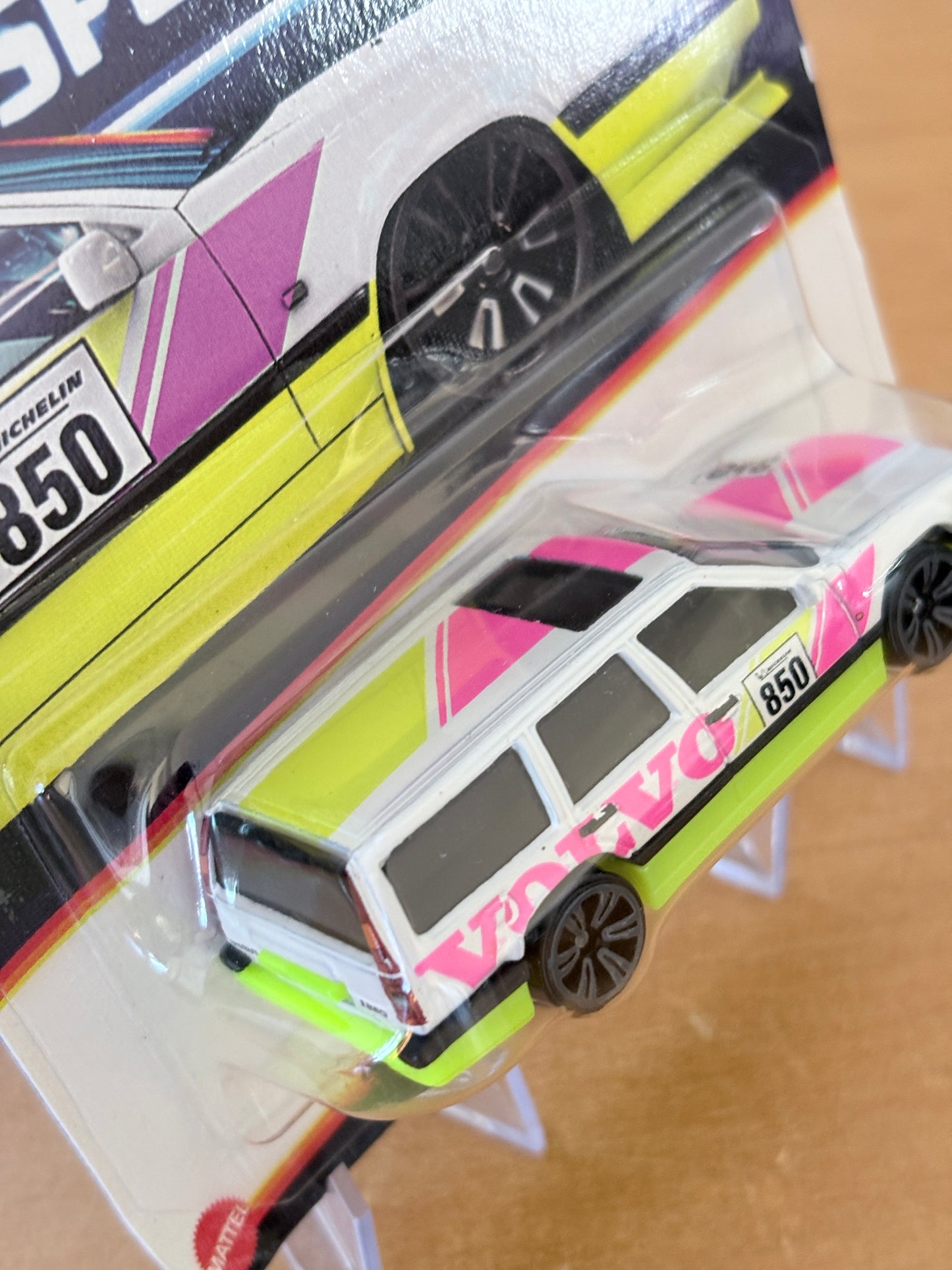 Hot Wheels Neon Speeders | Volvo 850 Estate | 2026 Mix 1 1/8