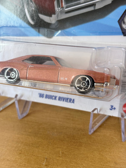 Hot Wheels '66 Buick Riviera | 2026 Cool Classics 7/10