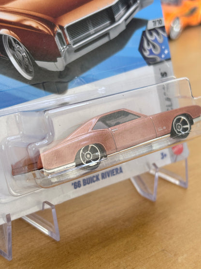 Hot Wheels '66 Buick Riviera | 2026 Cool Classics 7/10