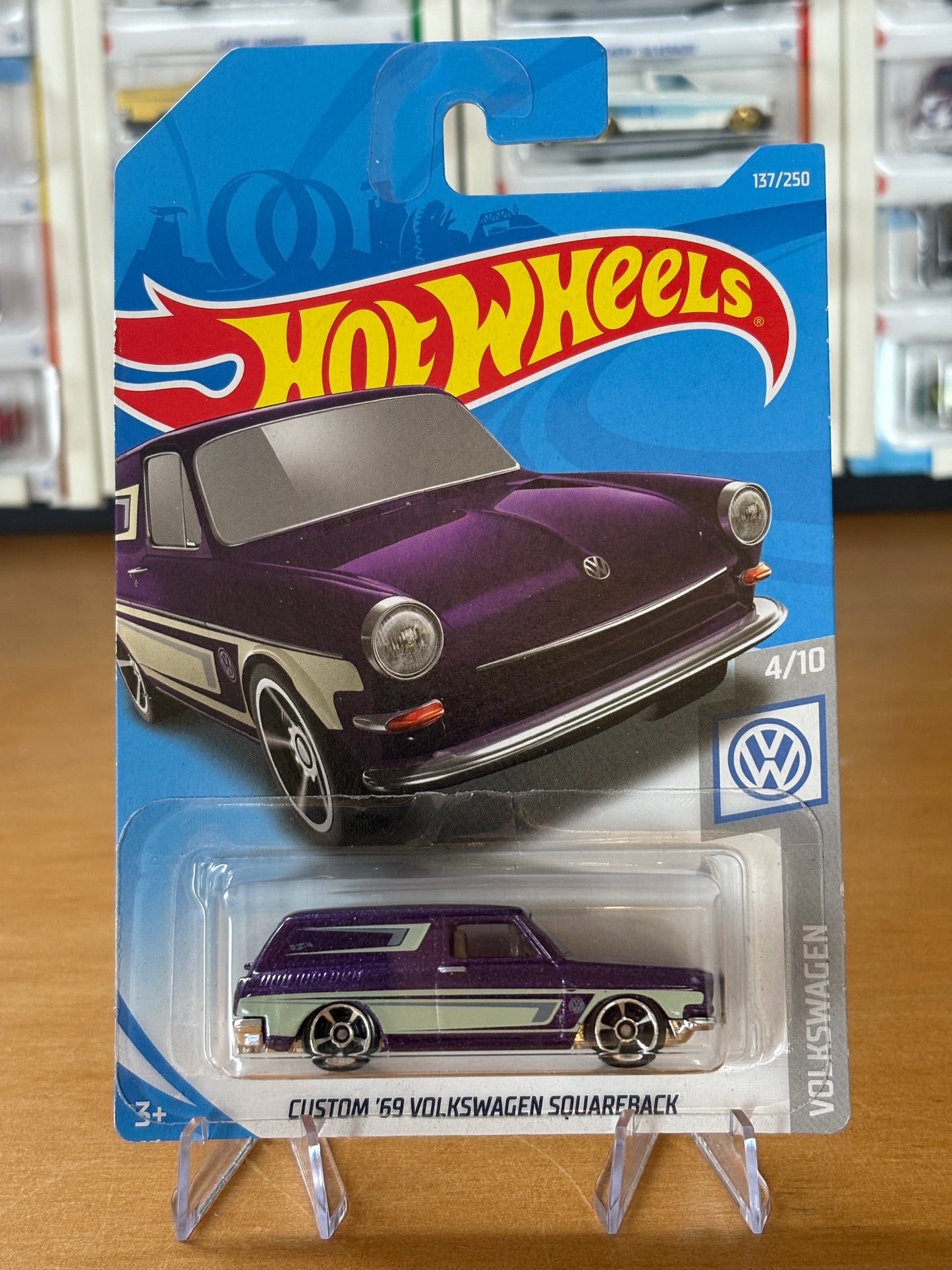 Hot Wheels Mainline / Custom '69 Volkswagen Squareback / 2017 HW Volkswagen 4/10