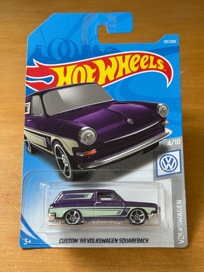 Hot Wheels Mainline / Custom '69 Volkswagen Squareback / 2017 HW Volkswagen 4/10