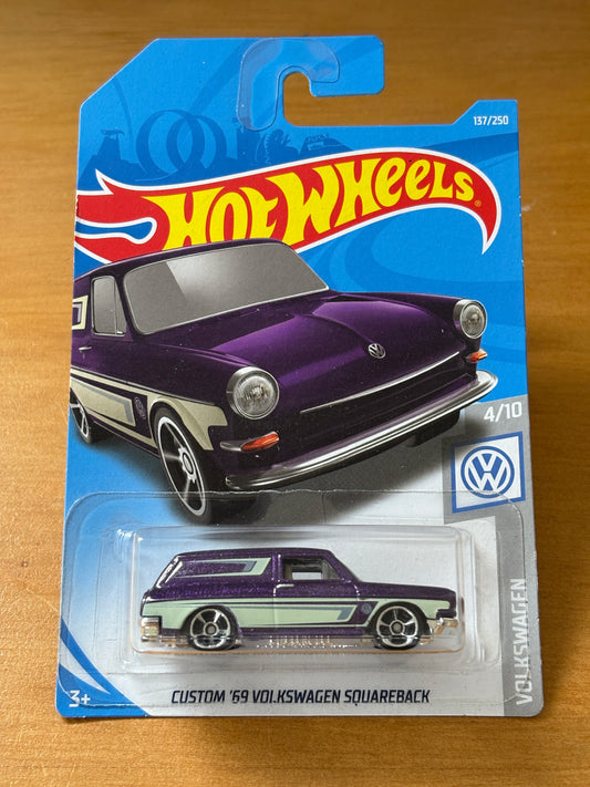 Hot Wheels Mainline / Custom '69 Volkswagen Squareback / 2017 HW Volkswagen 4/10