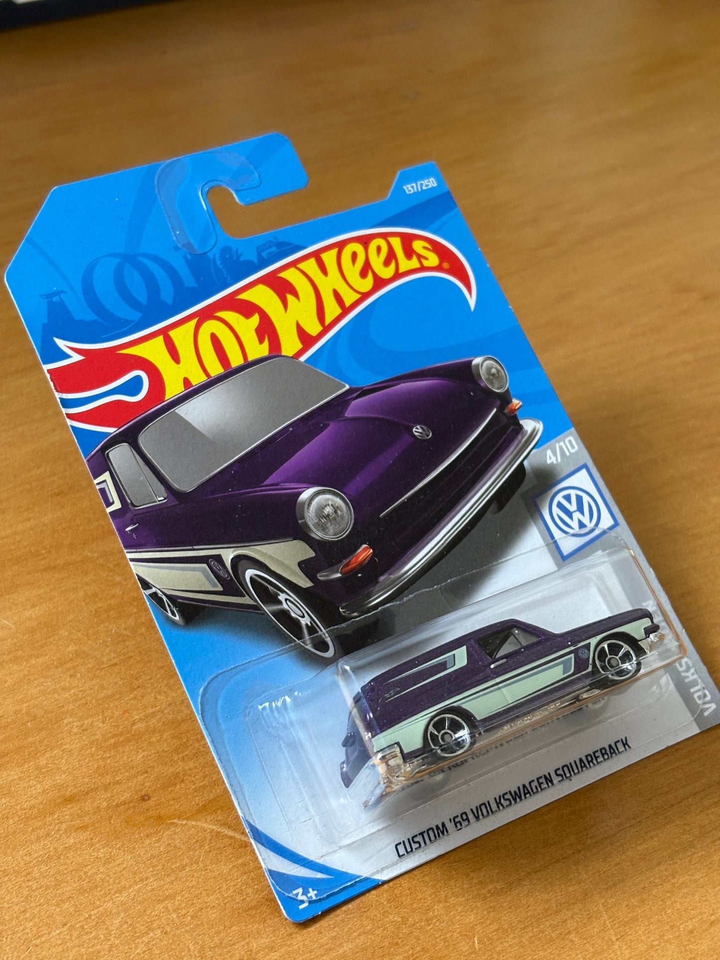 Hot Wheels Mainline / Custom '69 Volkswagen Squareback / 2017 HW Volkswagen 4/10