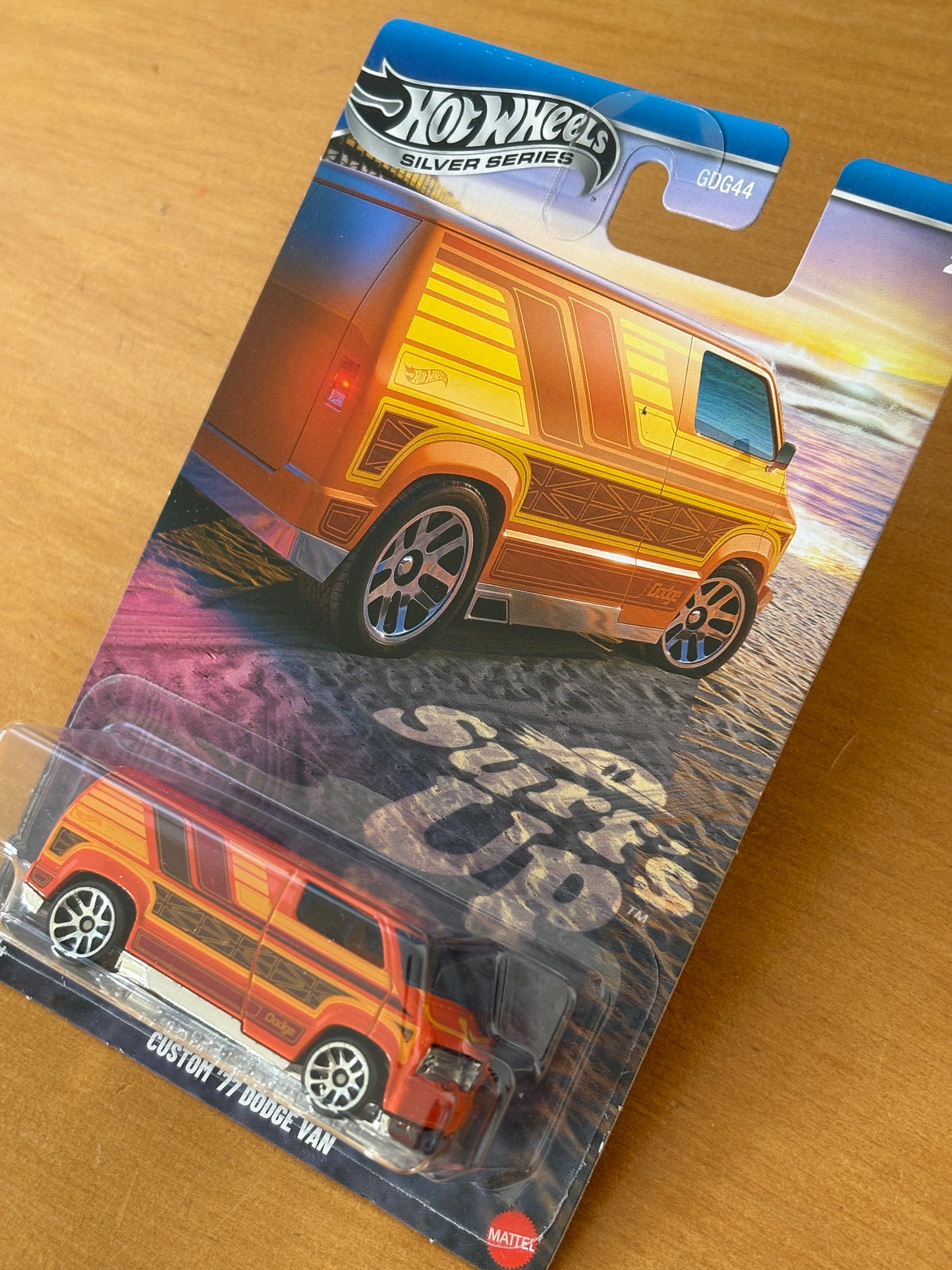 Hot Wheels Silver Series / Custom '77 Dodge Van / 2025 Surfs Up 2/5