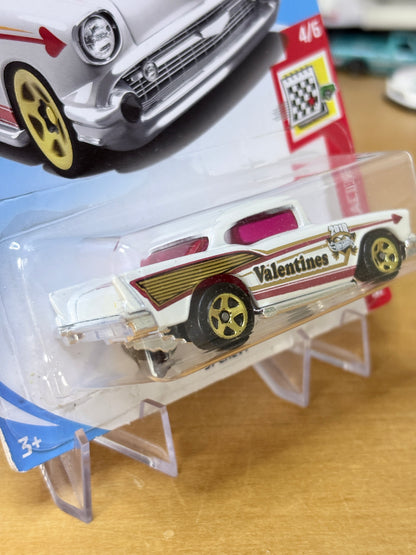 Hot Wheels Mainline | '57 Chevy | 2018 Holiday Racers 4/6