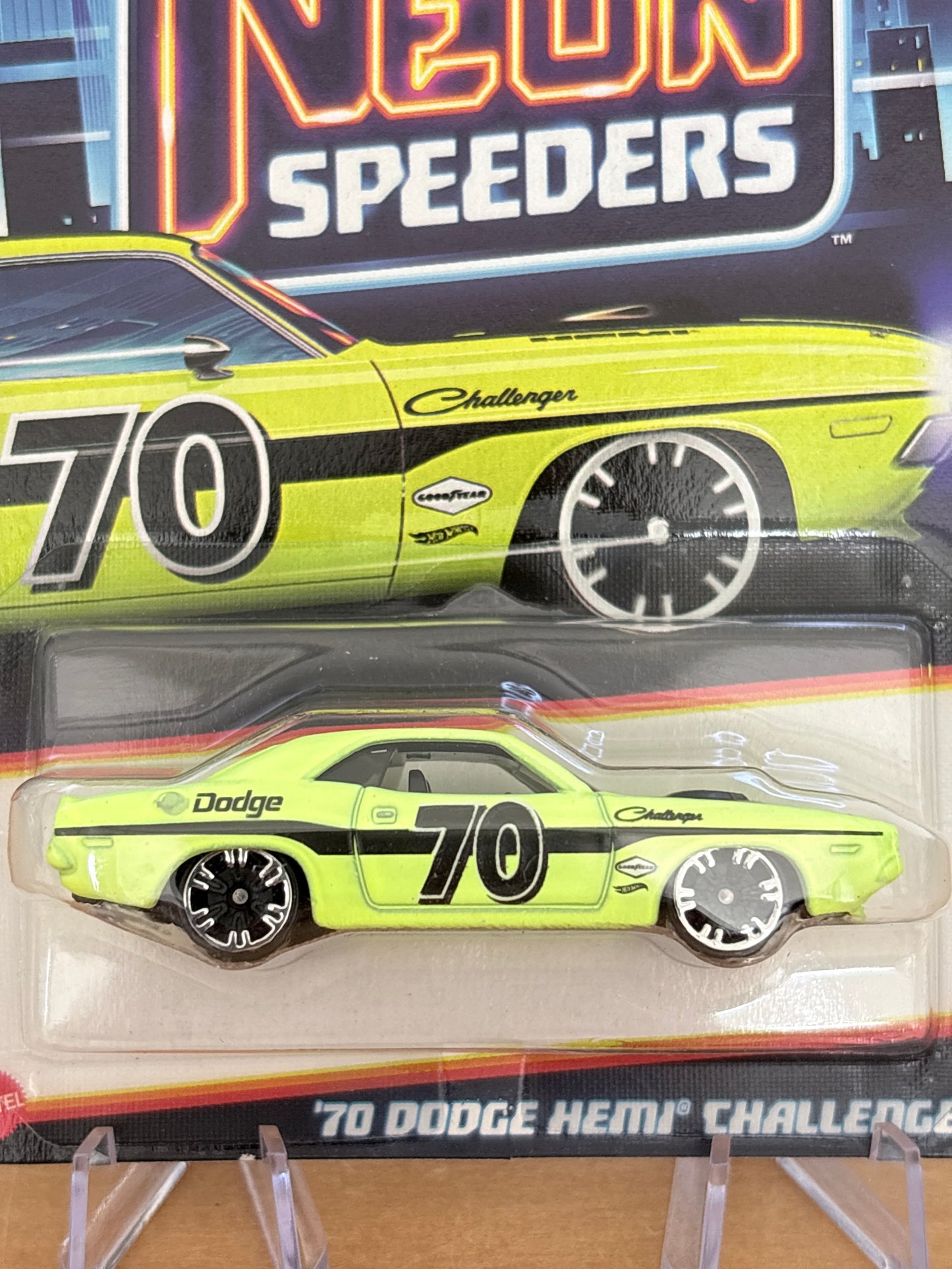 Hot Wheels Neon Speeders | '70 Dodge Hemi Challenger | 2026 Mix 1 5/8