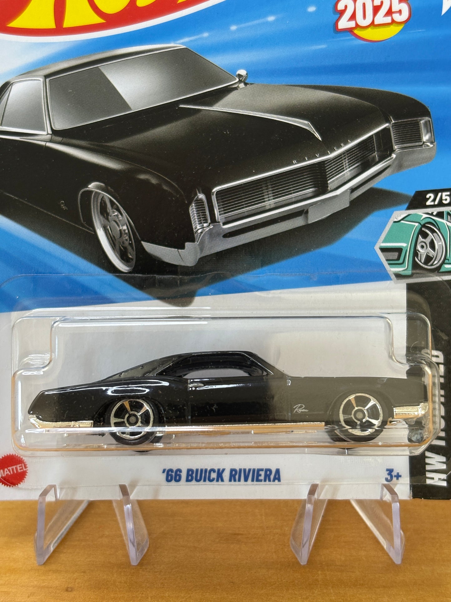 Hot Wheels Mainline / '66 Buick Riviera / 2025 HW Modified 2/5