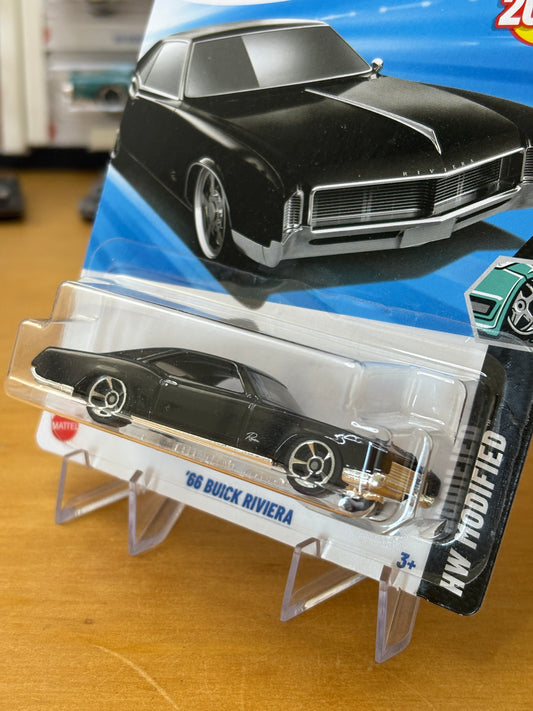 Hot Wheels Mainline / '66 Buick Riviera / 2025 HW Modified 2/5