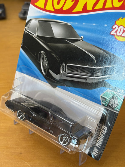 Hot Wheels Mainline / '66 Buick Riviera / 2025 HW Modified 2/5