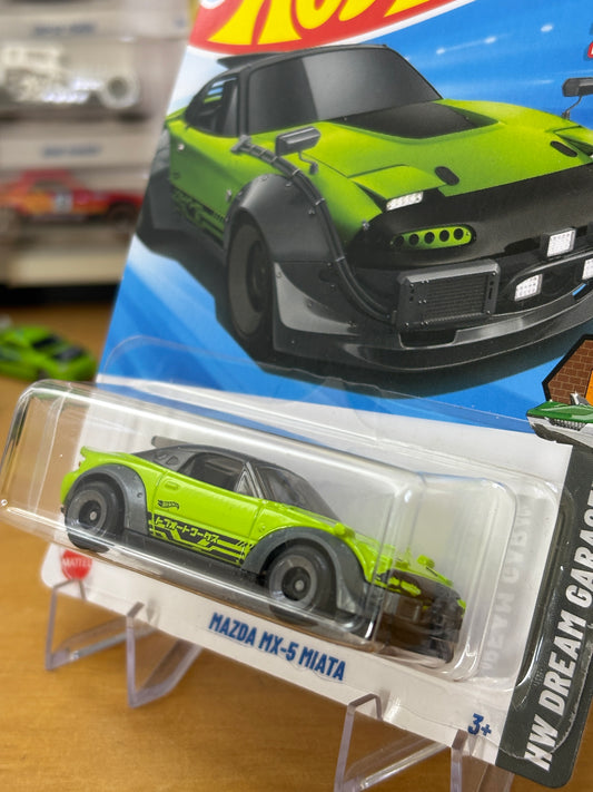 Hot Wheels Mainline / Mazda MX-5 Miata / 2025 HW Dream Garage 2/5