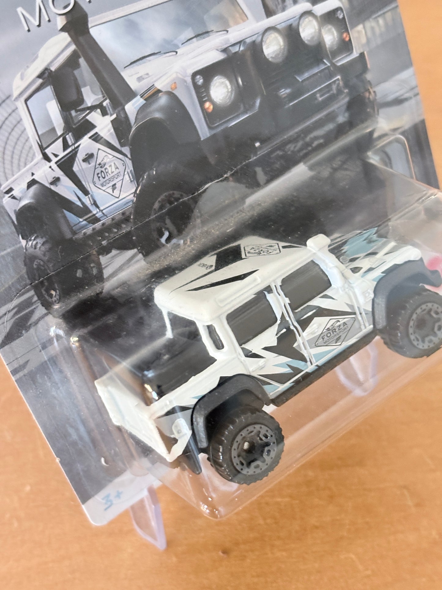 Hot Wheels '15 Land Rover Defender Double Cab 1/5 Forza Silver Series Diecast
