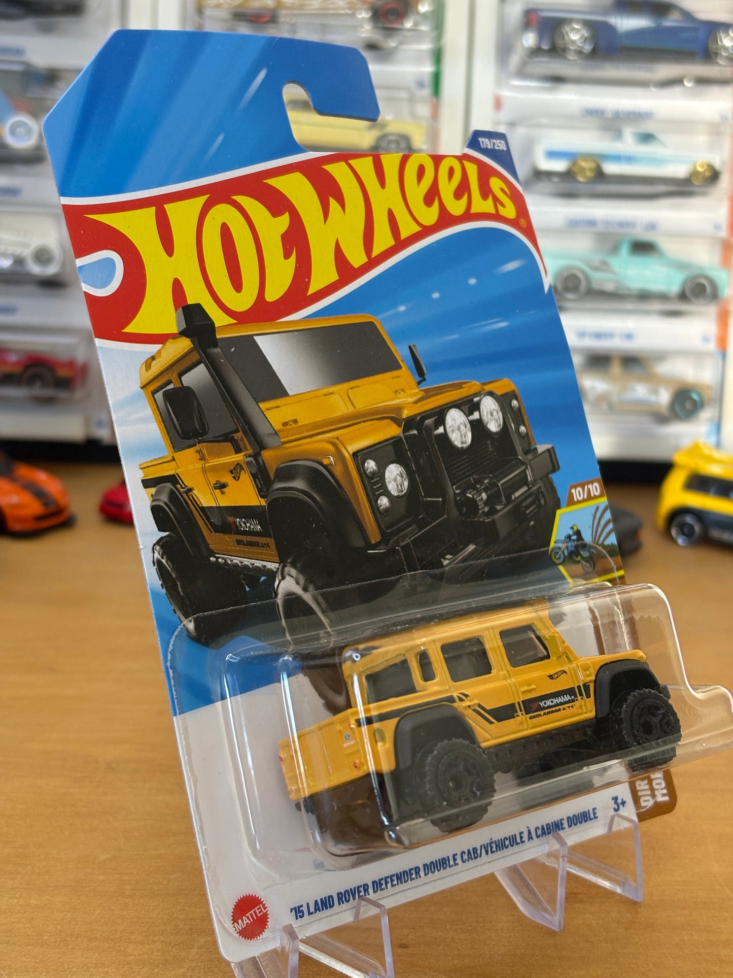 Hot Wheels Mainline / 15' Land Rover Defender Double Cab / 2025 HW Dirt 10/10 YELLOW